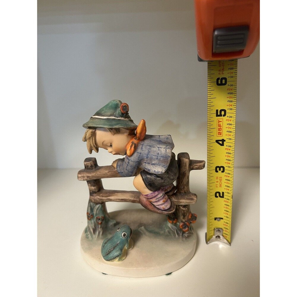 Goebel Hummel Figurine -Retreat To Safety boy - Picture 8 of 8